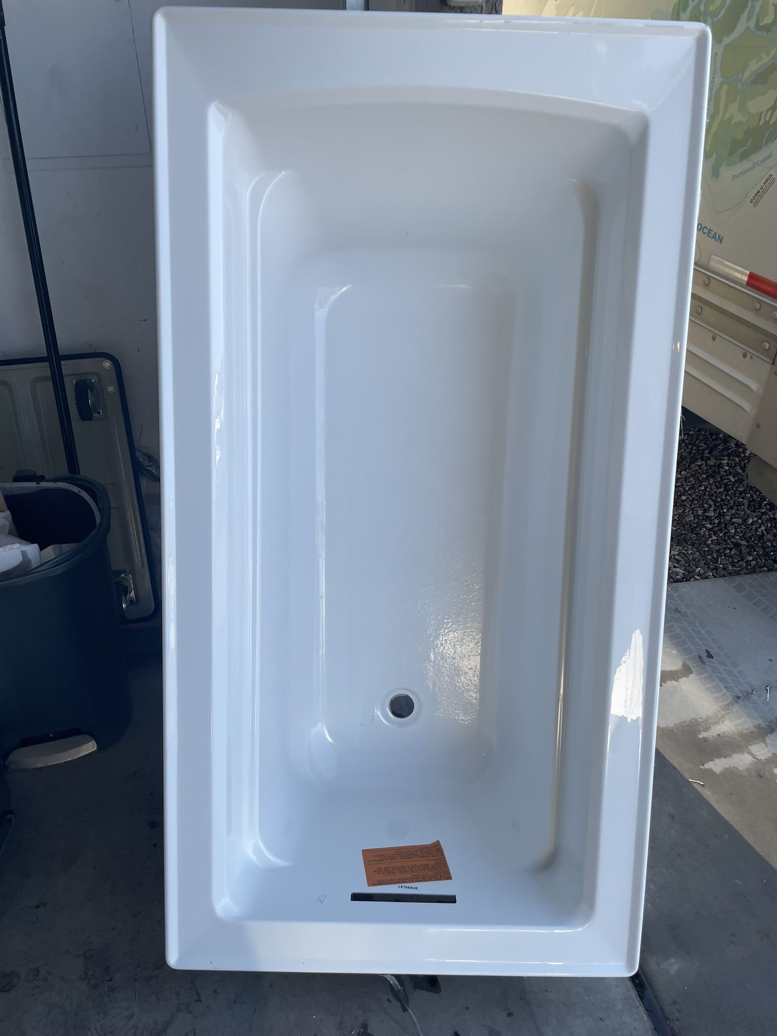 Archer 60 in. x 32 in. Soaking Bathtub with Right-Hand Drain in White