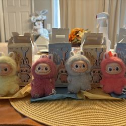 Popmart Pin For love V4 labubu