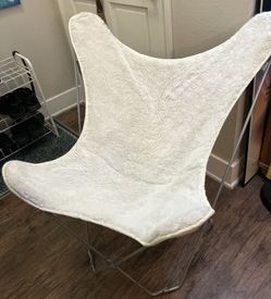 COMFY BIG WHITE BUTTERFLY CHAIR!! 🦋 $30 OBO