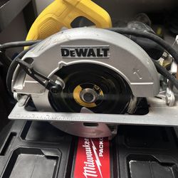 dewal 15 Amp 7-1/4 in. Lightweight Circular Saw with Electric Brake 