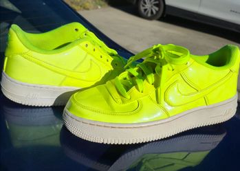 NIKE AIR FORCE 1 LOW UV VOLT NEON YELLOW 7Y ( WOMENS 8.5) LOCAL PICK UP ONLY.