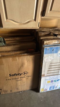 100💲 = 24 +GATES Over a Pallet IN BOX MONEY MAKING OPPORTUNITIES 💲⚡️PALLET ⚡️20+ of Assorted high end safety or pet gates