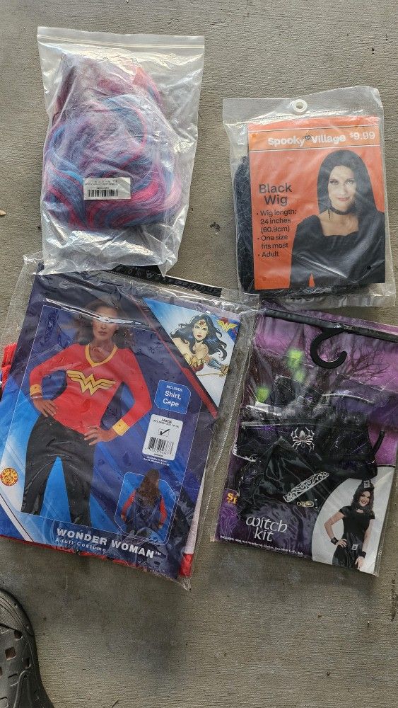 Holloween Costumes And Wigs 