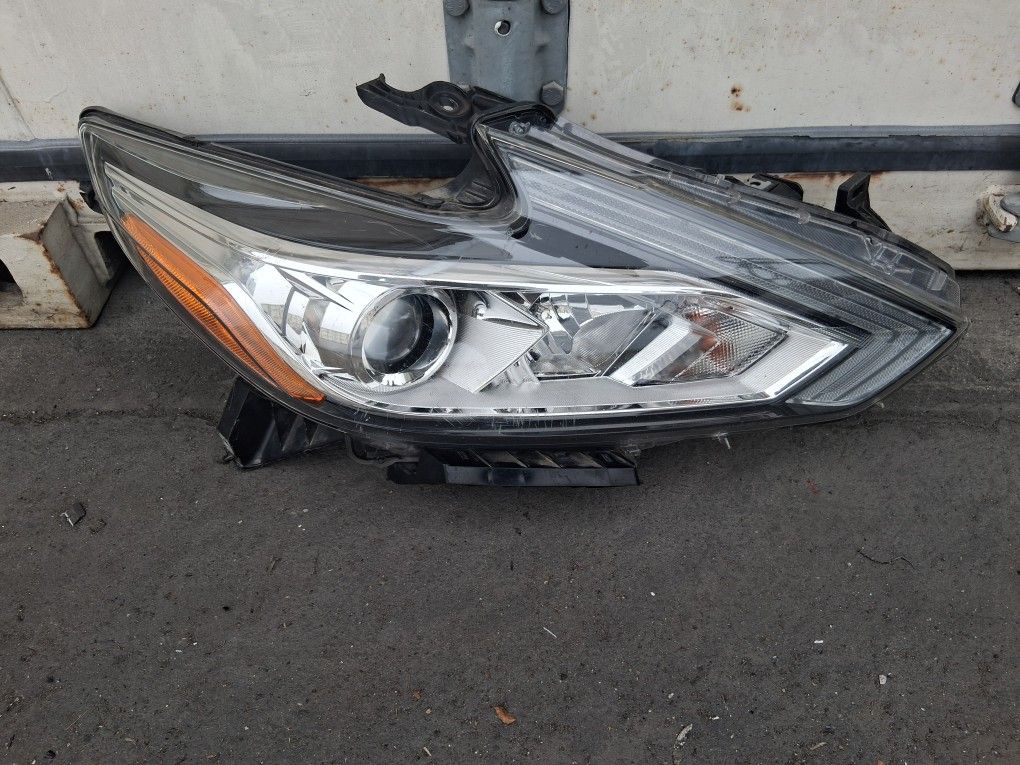 Nissan Altima Headlight 