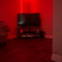 58” Roku Hissan Tv & Tv Stand Black