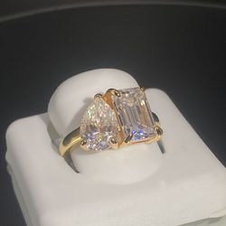 Size 6 Womens 18K Yellow Gold Engagement Ring with Dual Stones Pear and Rectangle Cut