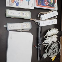 Nintendo Wii + 4 Remotes + 2 Knunchuck Remote + Sensor Bar +11 Games