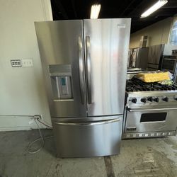 FRIGIDAIRE COUNTER DEPTH REFRIGERATOR 