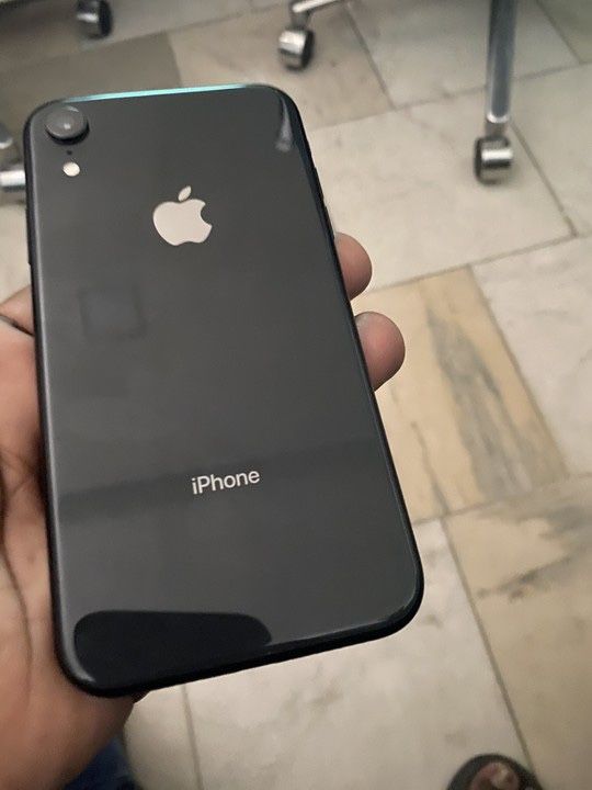 Unlocked iPhone XR Black 64GB for Sale in Providence, RI - OfferUp