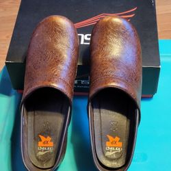 Dansco XP Size 41 Brown Floral Tooled