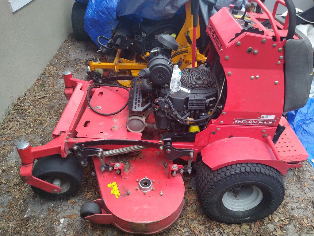 Gravely mower not sure of size or condition it's at least 48"