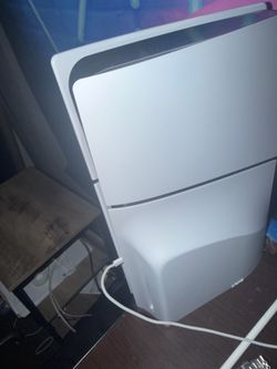 PS5 Slim- 2 controllers.