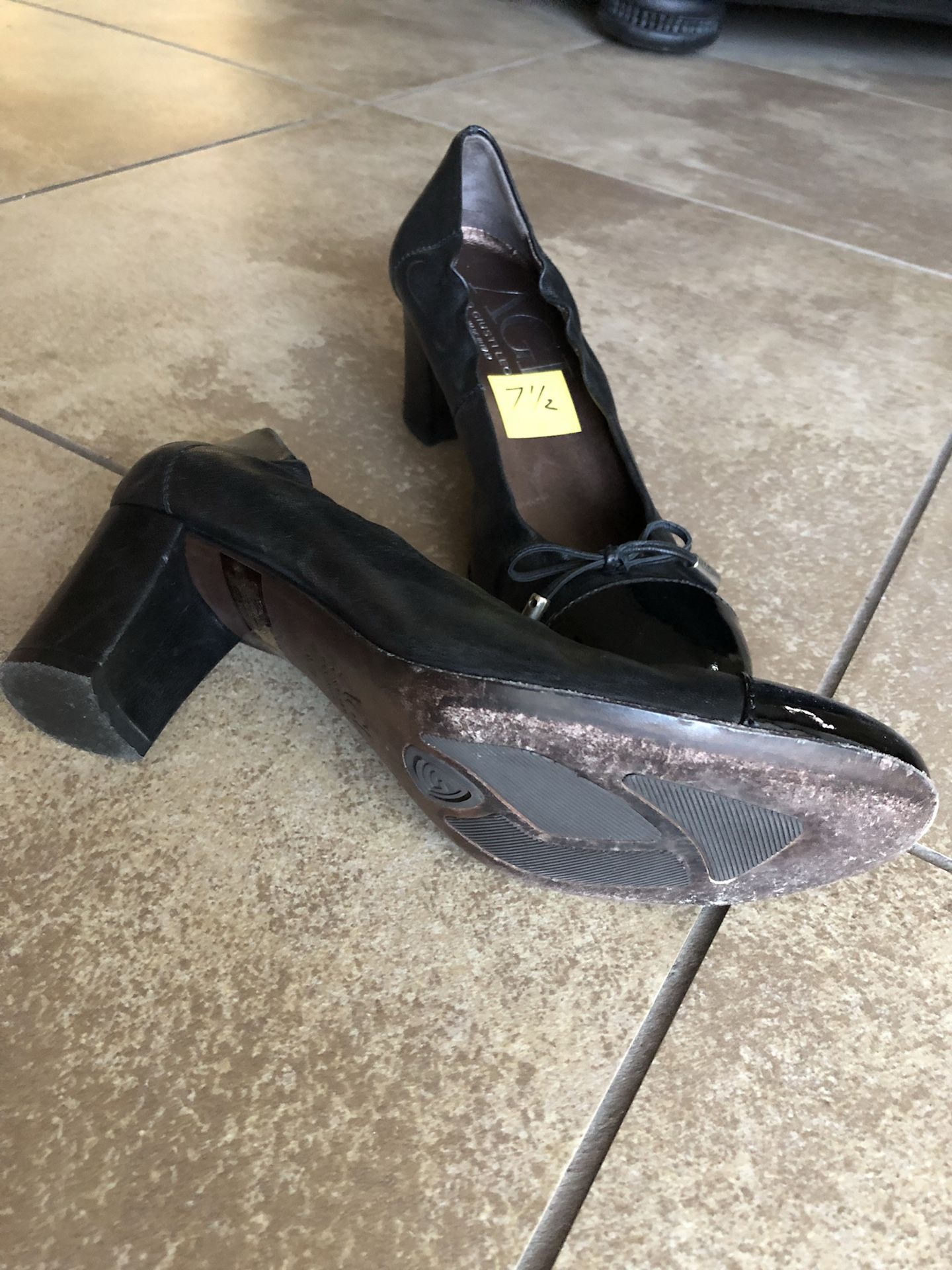 Women’s Shoe (size 7.5)