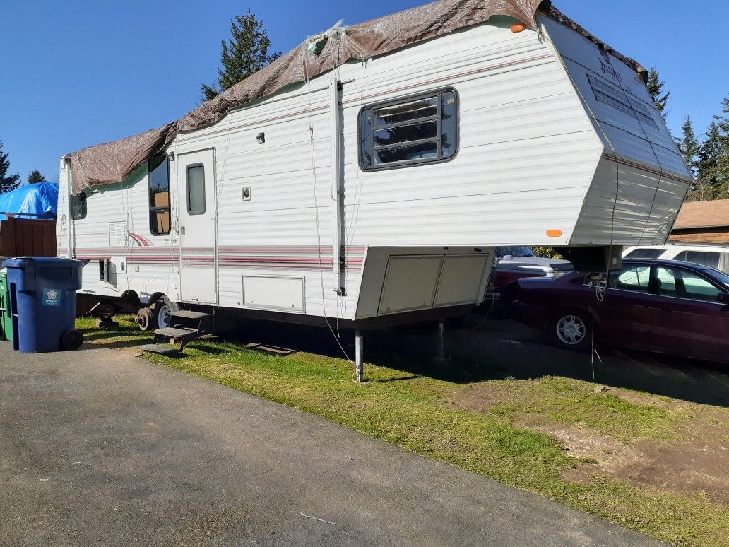 **PENDING**Free Jayco Fifth Wheel Trailer