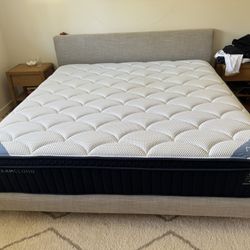 Like New Dreamcloud Premier Hybrid King Mattress