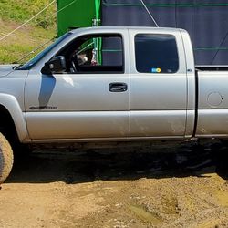 l2001 Chevy Silverado 2500HD – 6.0L Gas – Lifted – Set Up to Tow – Dependable