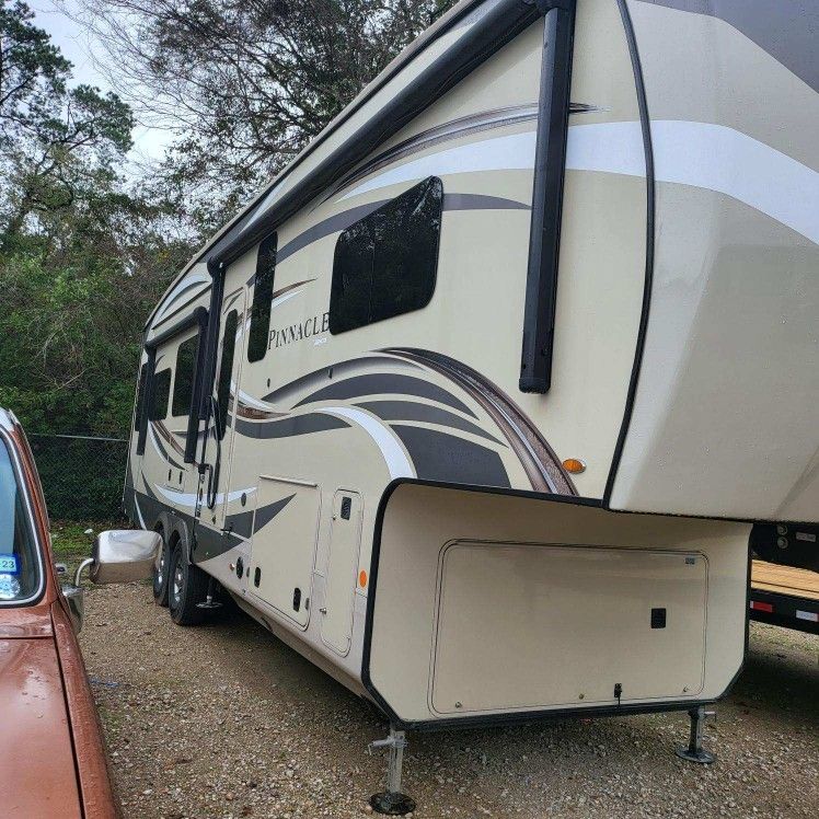 Jayco 2019 37' 3 Slides