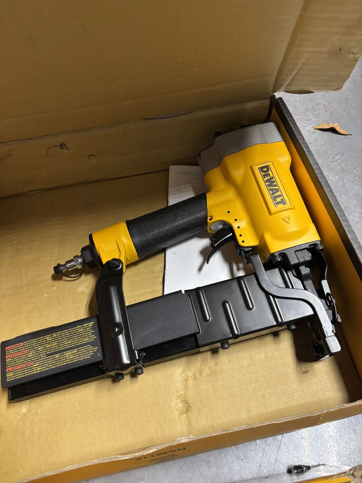 DEWALT Corded Pneumatic 16-Gauge 1 in. Crown Lathing Stapler With 1 Staples Box