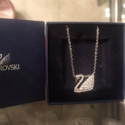 Beautiful Sterling silver Swarvoski Crystal Pave Signature Swan Necklace! 