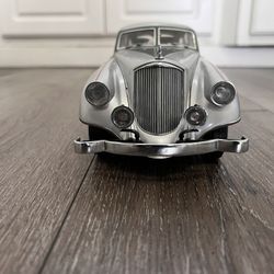Diecast 1/18 Scale 1933 Pierce-Arrow Silver  Arrow Signature Models 