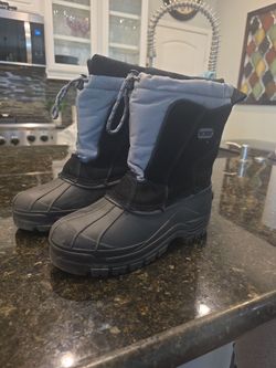Boys snow boots size 6