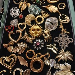 Huge brooch lot