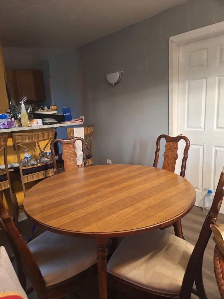 Table And chairs 