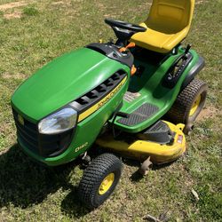 John Deere D140 Riding Lawnmower