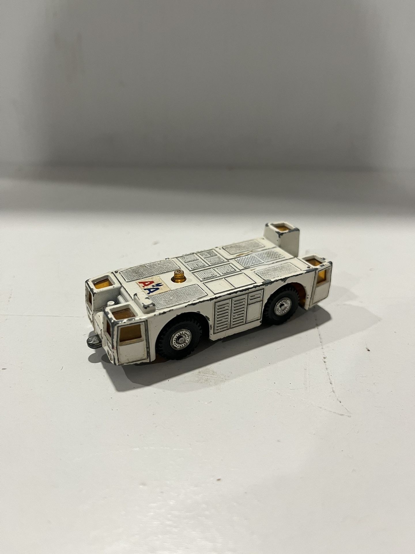 Tomica Mitsubishi Towing Tractor Japan Airlines Made in Japan