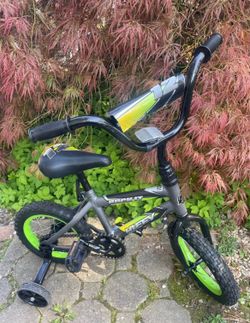 Huffy kids bycicle with training wheels