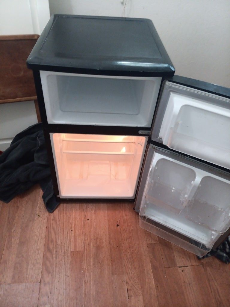 Mini Fridge . Excellent Condition Fridge And Dreezer Are Separate From Each other Like I Normal Fridge .