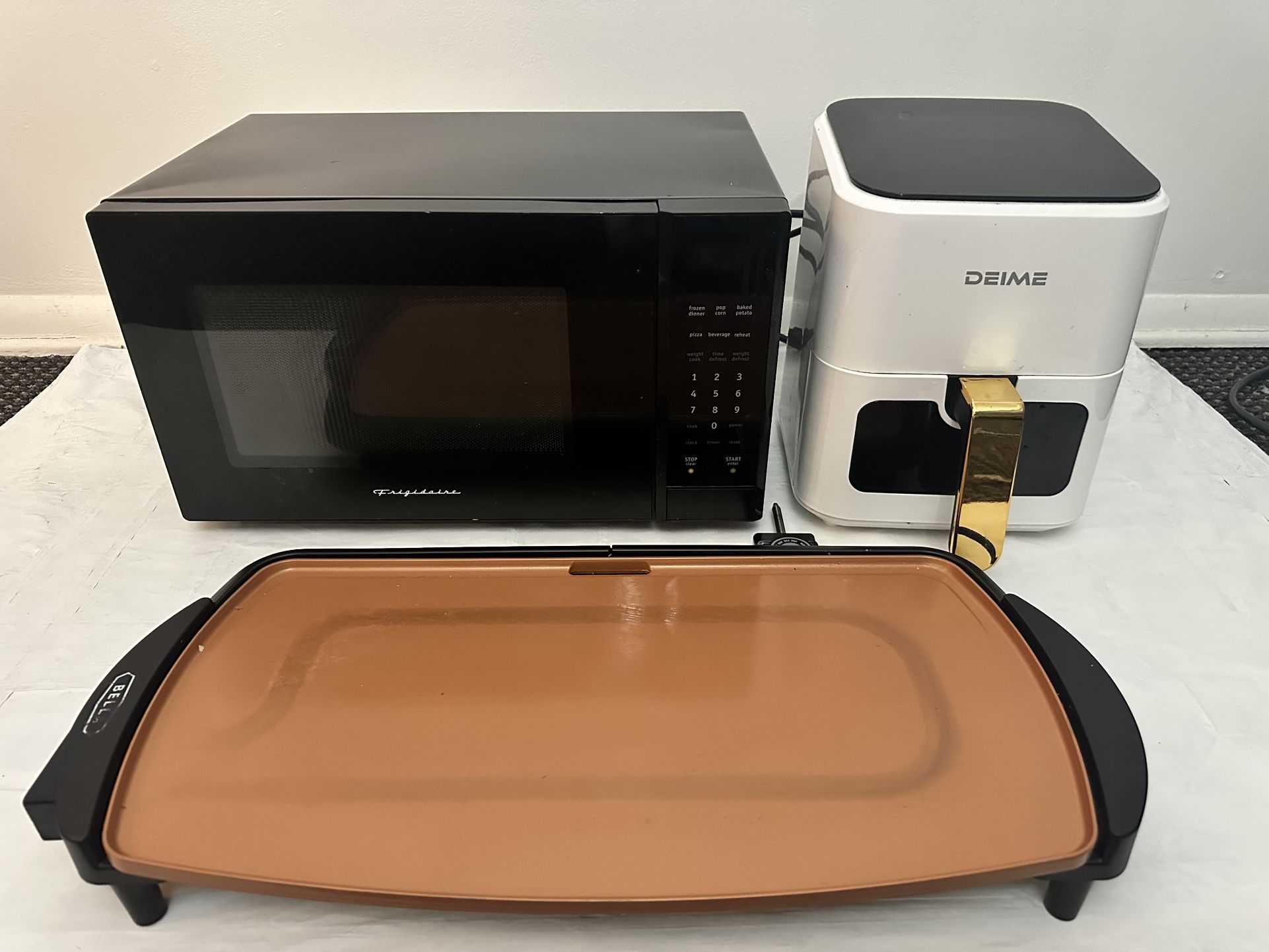 🚨 MOVING SALE! 3-PC Essential Cooking Kit: Microwave, Air Fryer & Electric Griddle!