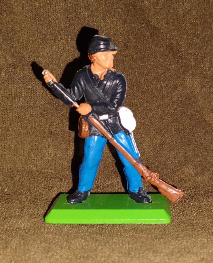 Vintage Metal Britain DEETAILS Civil War Union Infantry Soldier Reloading Gun 2"