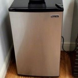 Medium refrigerator for bedrooms and more! 👍