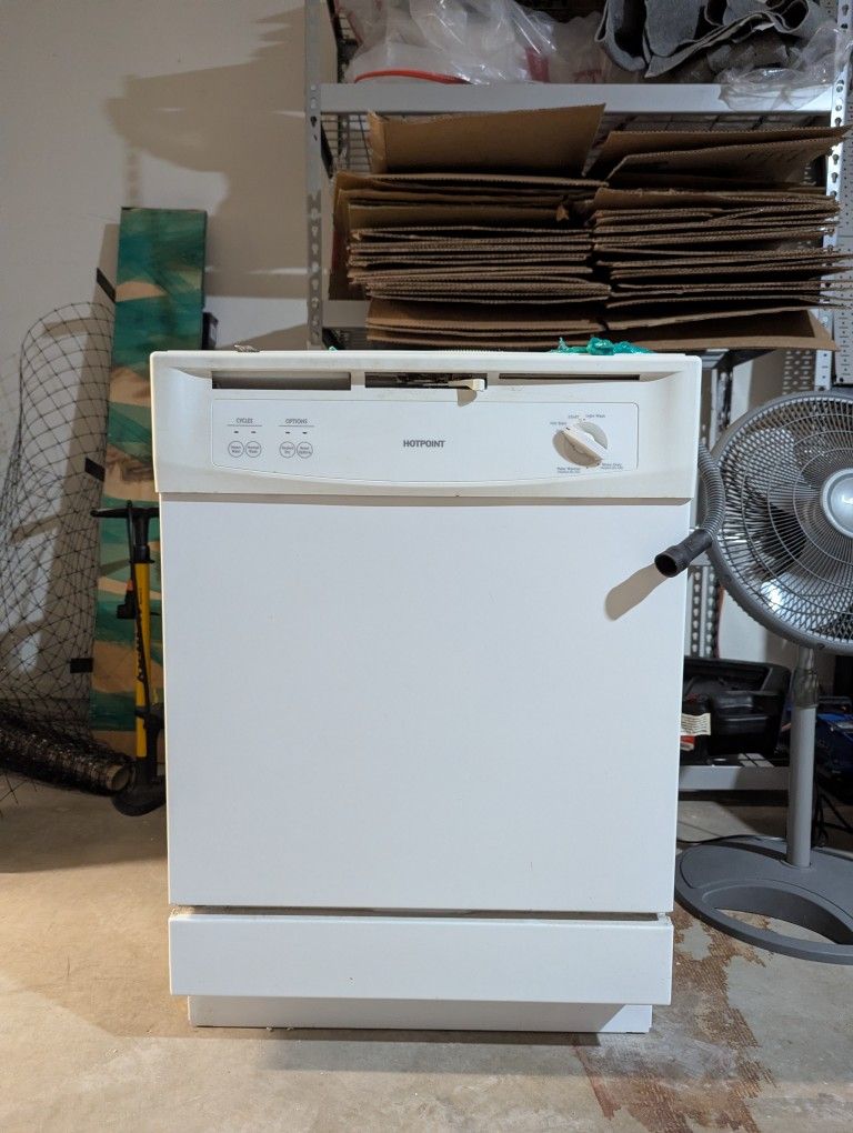 Hotpoint White Dishwasher 