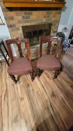 Late Victorian Design Style Table Chairs