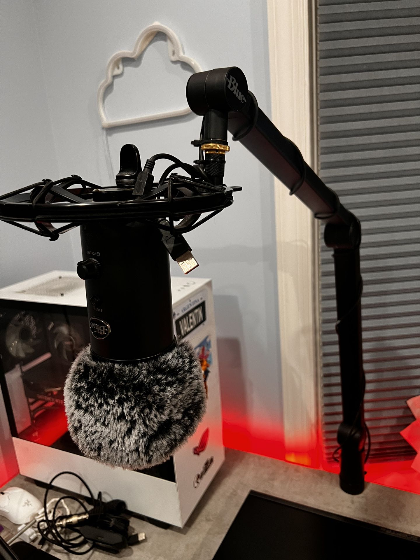 Blue yeti mic with stand 