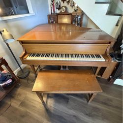 Babby Grand Piano 