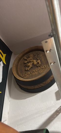 24 in Lowenbrau keg top wall hanging