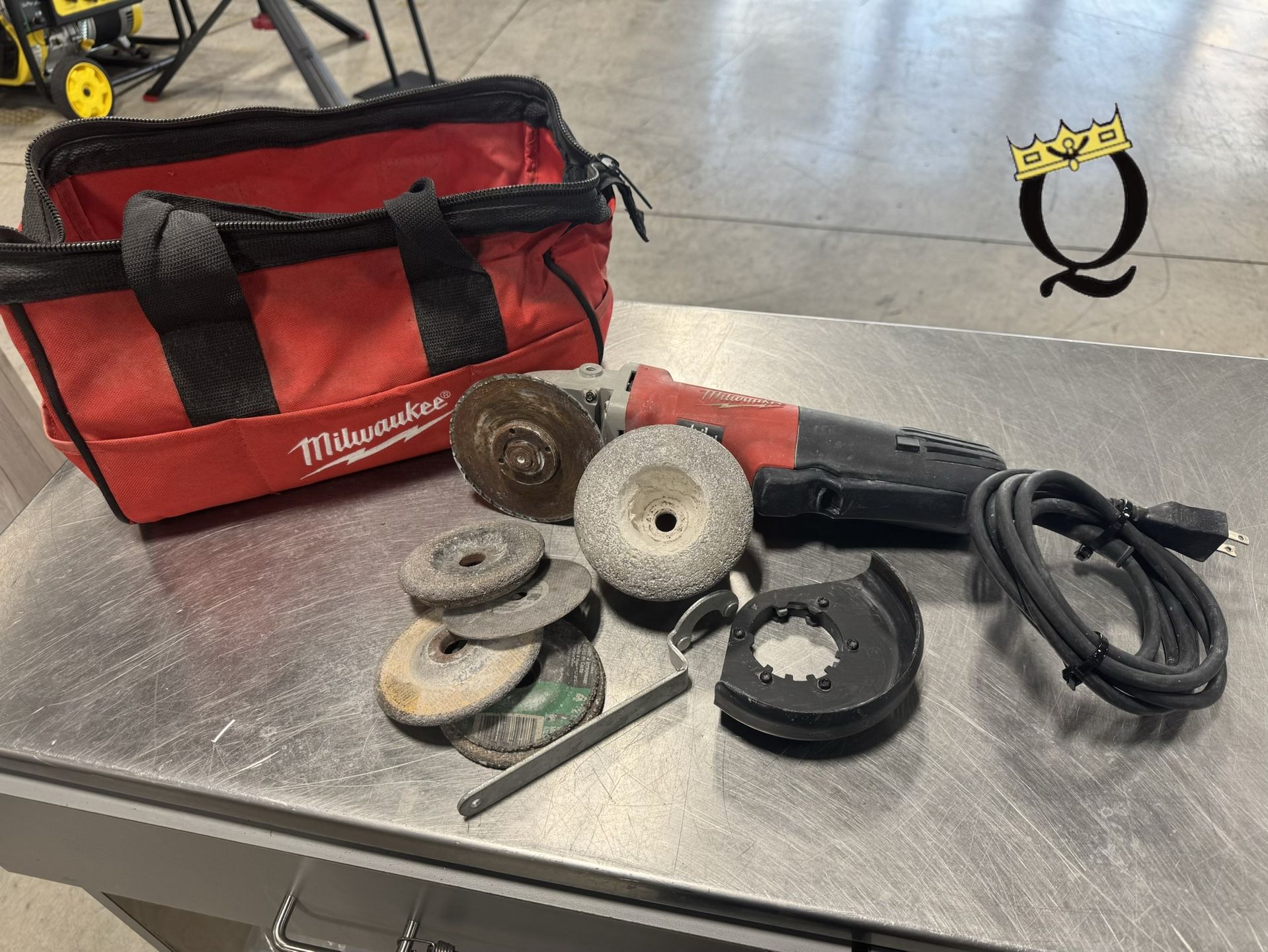 Milwaukee Angle Grinder - 120 V, Corded, 9000 rpm