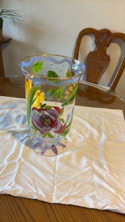 Jarrón De Vidrio Pintado A Mano ,con Diseño Floral De Tulipanes Amarillo,y Borde Dorado Mide 29 Cm De Altura Y 13 Cm De Diámetro La Base