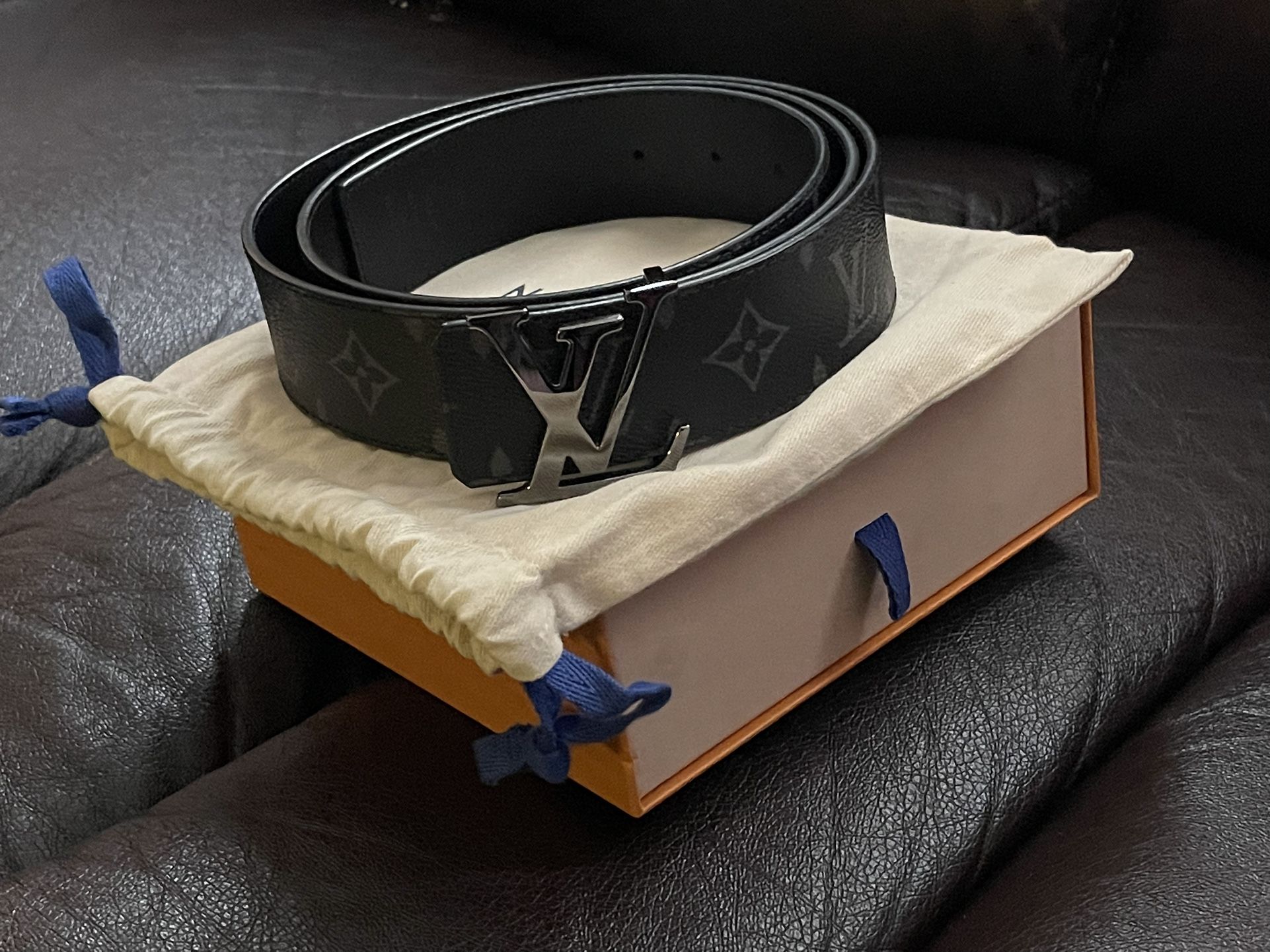 Louis Vuitton Belt (reversible) (40mm width) (Date Code M9043 Q)