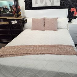 Nivia  4 pC Queen Bedroom Set 