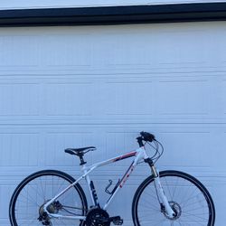 GT Transeo 1.0 Hybrid Bike – Medium Frame - Aluminium Bicycle