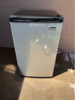 Magic Chef 4.4 cu. FT compact refrigerator