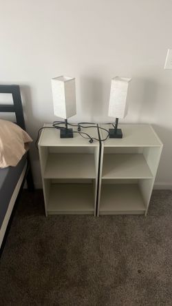 2 bedside stands w/lamps