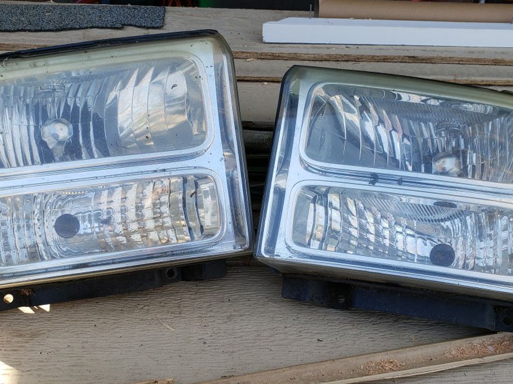 Ford F250 HEADLIGHTS (L and R Side, No Bulbs)