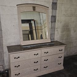 Dresser/mirror 