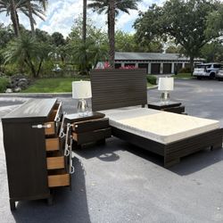 Beautiful Bedroom Set Queen Size Solid Wood Dark Gray Color In Excellent Condition 
