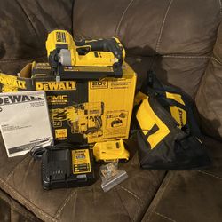 DEWALT ATOMIC 20V MAX Lithium Ion Cordless 23 Gauge Pin Nailer Kit with 2.0Ah Battery and Charger